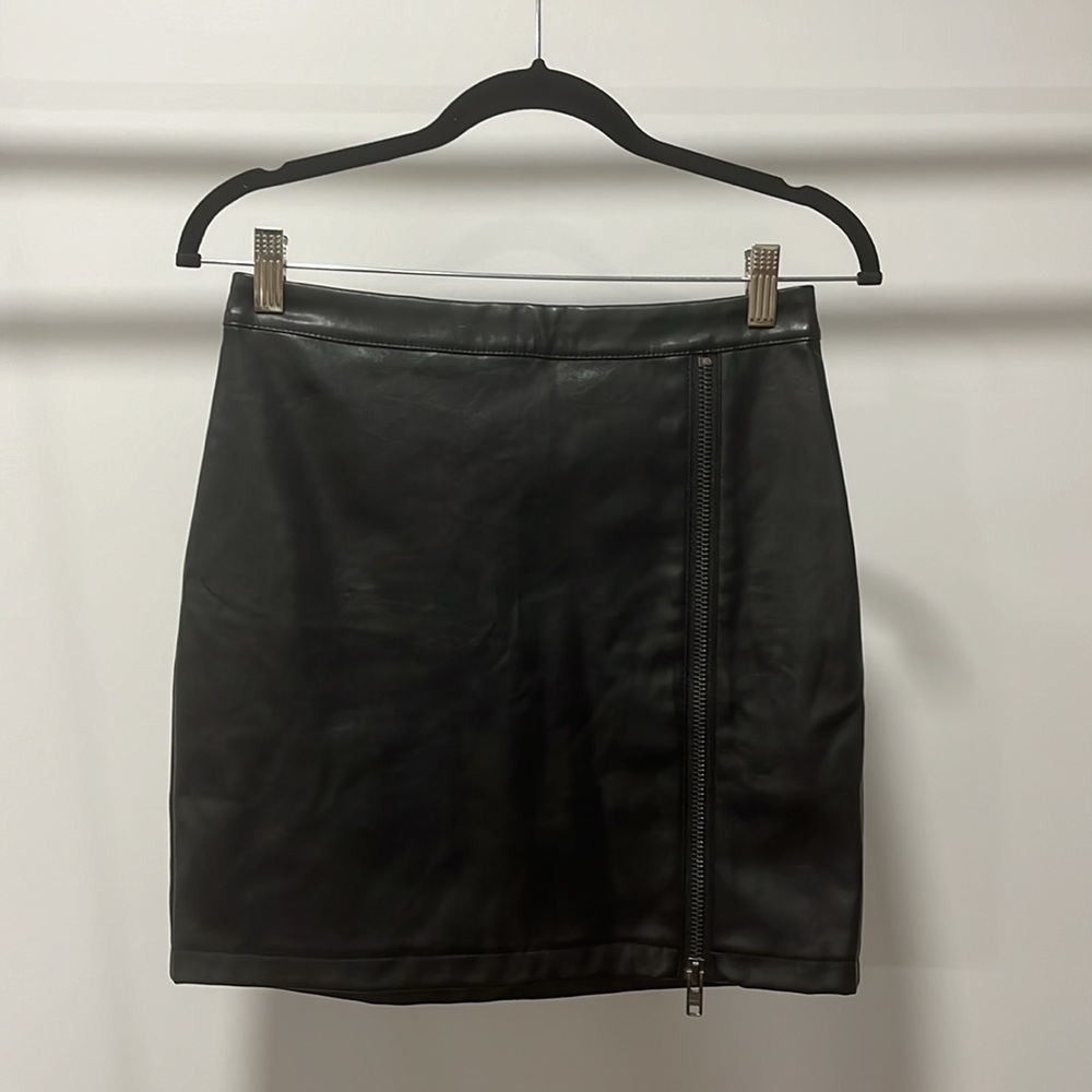 ROMEO + JULIET  black polyurethane mini skirt, size S, new with tag.